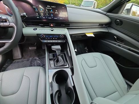 Used 2025 Hyundai Elantra Limited FWD image 36