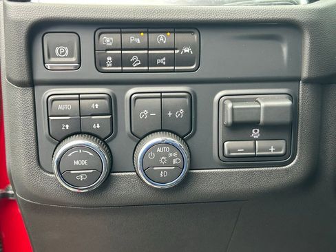 New 2025 Chevrolet Suburban High Country AWD/4WD image 31