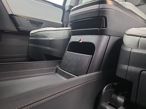 Used 2025 Rivian R1S Premium AWD/4WD image 33