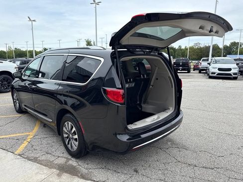 Used 2020 Chrysler Pacifica Touring-L Plus FWD image 15