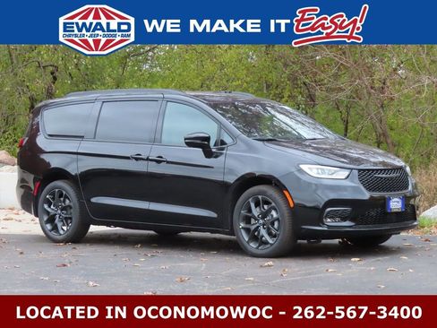 New 2026 Chrysler Pacifica Select w/ S Appearance Package AWD/4WD image 1