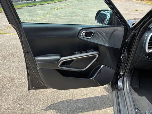 Used 2025 Kia Soul LX w/ LX Technology Package FWD image 15
