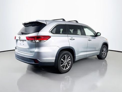 Used 2017 Toyota Highlander XLE w/ Carpet Mat Package AWD/4WD image 6