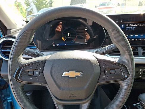Certified 2025 Chevrolet Trax LT FWD image 19