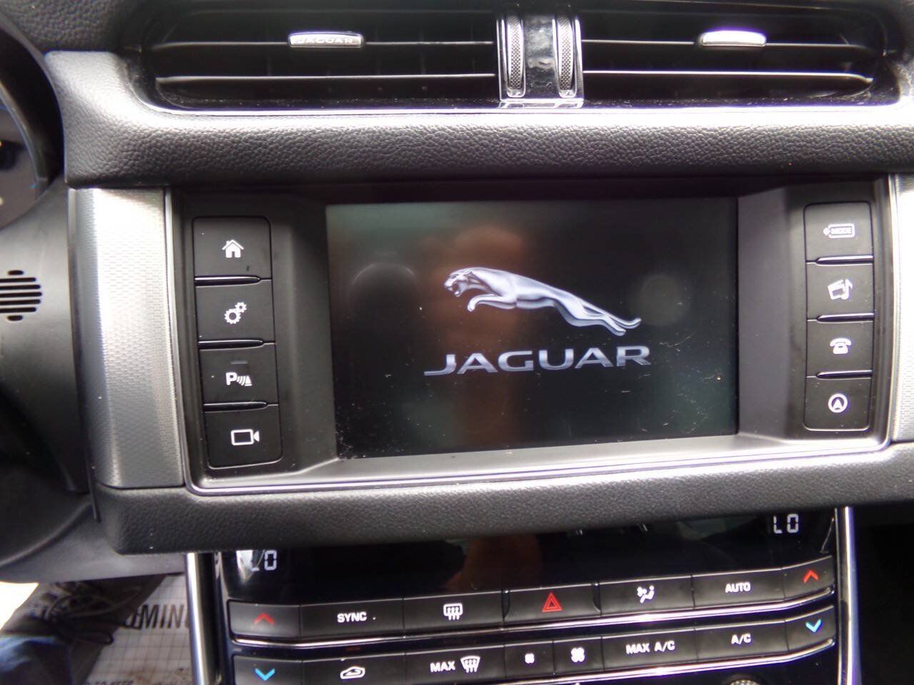 Used 2016 Jaguar XF Premium RWD image 22