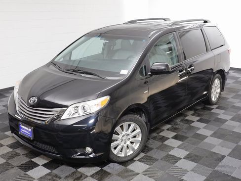 Used 2017 Toyota Sienna XLE image 2