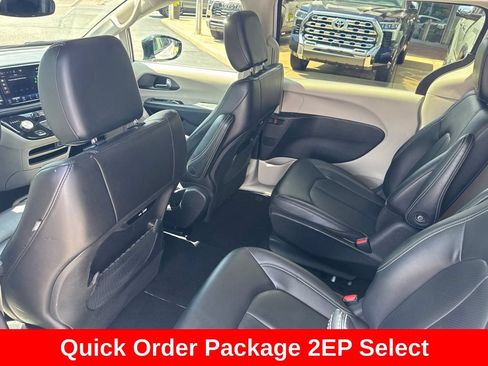 Used 2024 Chrysler Pacifica Limited FWD image 16