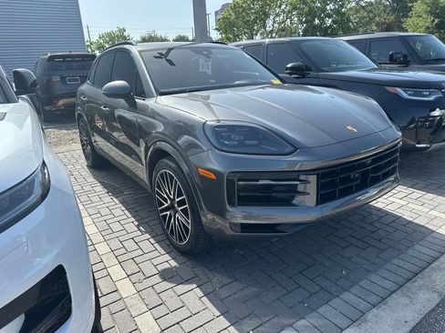 Used 2024 Porsche Cayenne AWD/4WD image 3