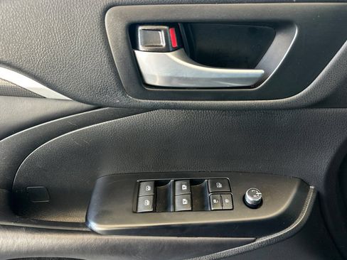 Used 2018 Toyota Highlander SE FWD image 11