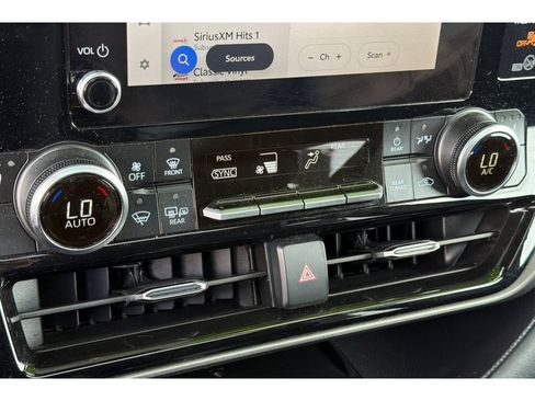 Certified 2025 Toyota Highlander XLE FWD image 24