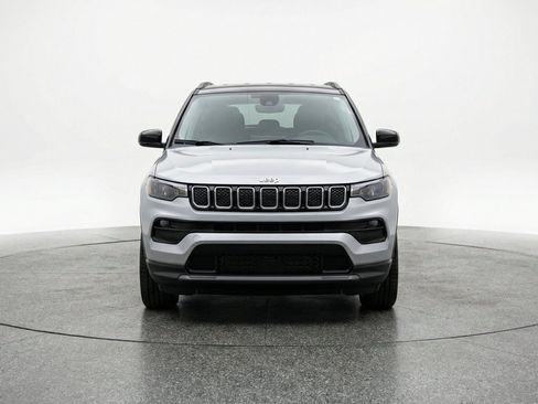 Used 2025 Jeep Compass Limited AWD/4WD image 2