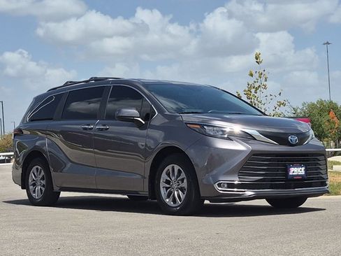 Used 2024 Toyota Sienna XLE FWD image 3