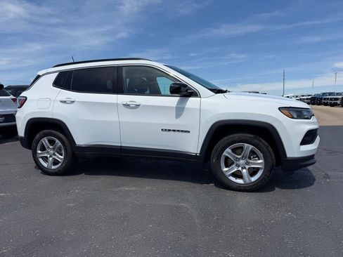 Used 2024 Jeep Compass Latitude AWD/4WD image 2