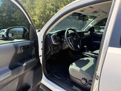 Used 2020 Toyota Tacoma SR5 RWD image 9