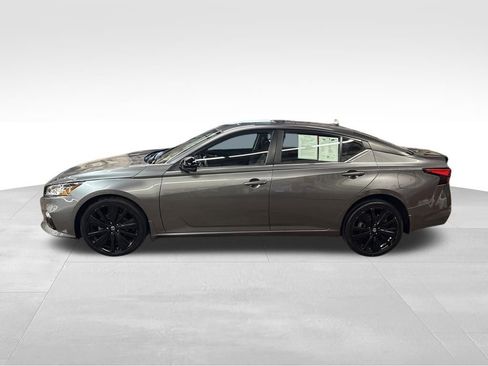 Used 2022 Nissan Altima 2.5 SR w/ Midnight Edition Package image 2