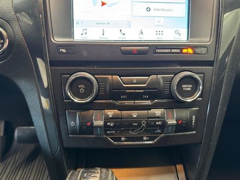 Used 2018 Ford Explorer XLT w/ Equipment Group 202A AWD/4WD image 3