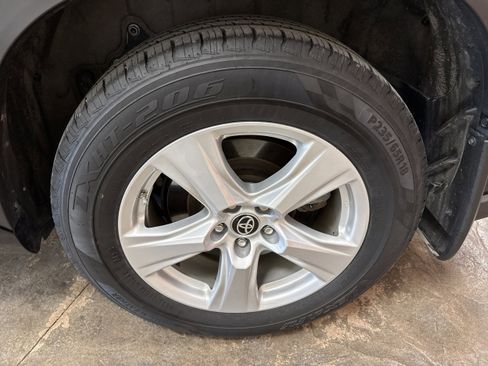 Used 2023 Toyota Highlander LE AWD/4WD image 6