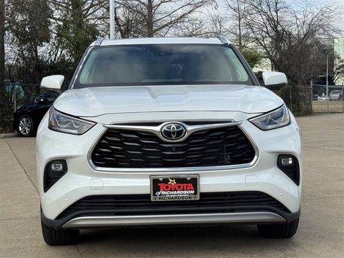 Used 2024 Toyota Highlander Platinum image 7