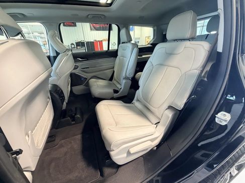 Used 2022 Jeep Grand Cherokee L Overland w/ Luxury Tech Group IV AWD/4WD image 15