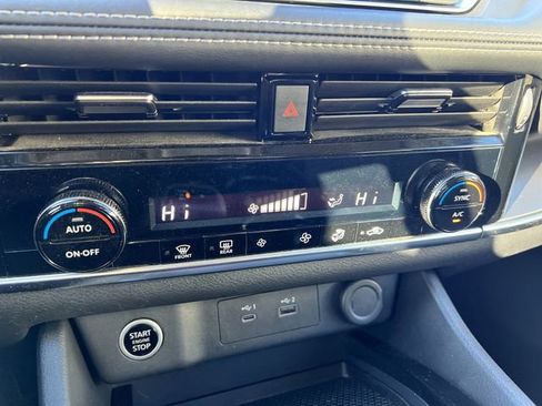 Used 2022 Nissan Rogue SV image 15