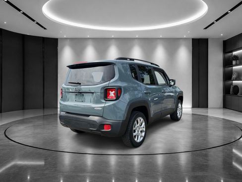 Used 2017 Jeep Renegade Latitude w/ Cold Weather Group AWD/4WD image 4