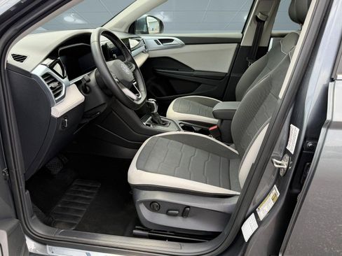Used 2025 Volkswagen Taos SE FWD image 5