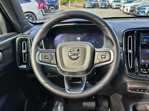 Used 2025 Volvo XC40 B5 Plus image 19