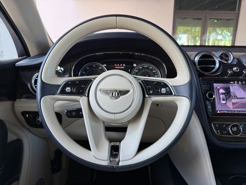Used 2020 Bentley Bentayga image 41