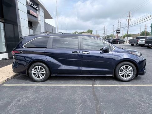 Used 2022 Toyota Sienna XLE w/ XLE Plus Package AWD/4WD image 7