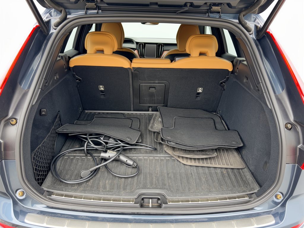 Certified 2024 Volvo XC60 T8 Ultimate w/ Protection Package Premier AWD/4WD image 28