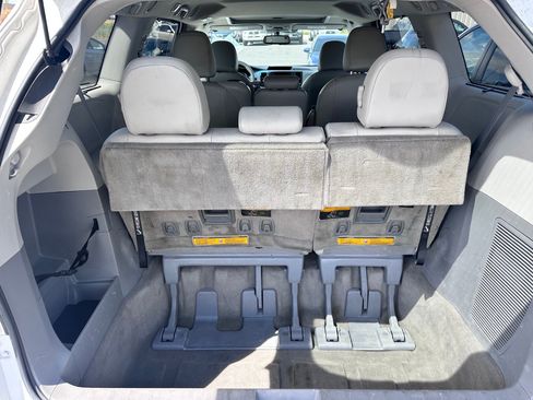 Used 2013 Toyota Sienna XLE FWD image 9