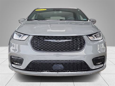 Used 2022 Chrysler Pacifica Touring-L w/ S Appearance Package image 2