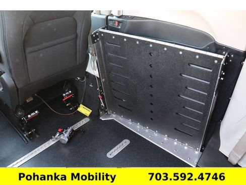 Used 2024 Chrysler Voyager LX image 30