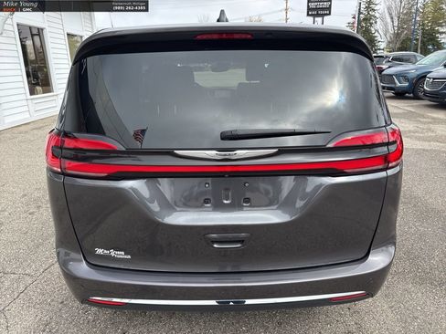 Used 2023 Chrysler Pacifica Touring-L FWD image 6