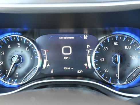 Used 2023 Chrysler Pacifica Touring-L FWD image 11