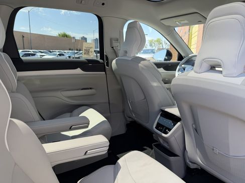 Used 2025 Volvo EX90 Plus AWD/4WD image 37