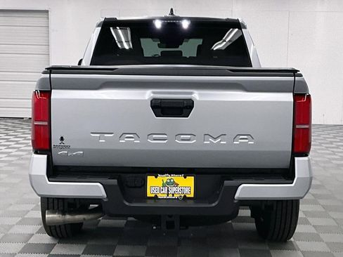 Used 2025 Toyota Tacoma SR5 AWD/4WD image 5