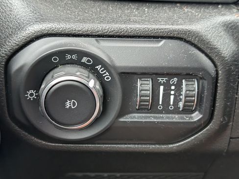 Used 2022 Jeep Wrangler Unlimited Sahara w/ LED Lighting Group AWD/4WD image 8