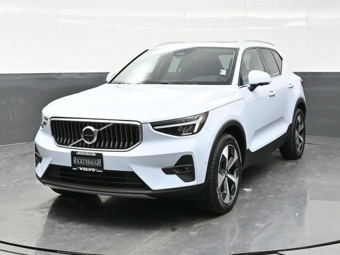 Used 2025 Volvo XC40 B5 Plus AWD/4WD image 2