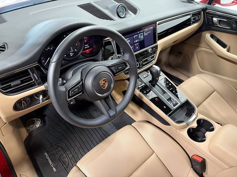 Certified 2025 Porsche Macan image 4