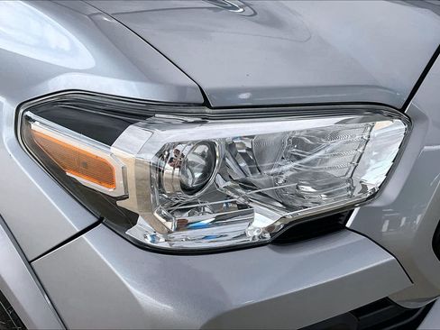Used 2021 Toyota Tacoma SR5 AWD/4WD image 28