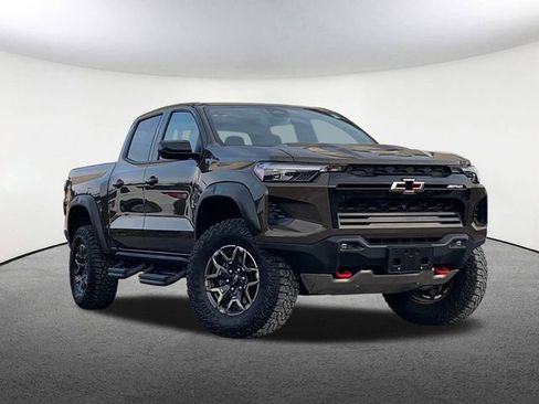 Used 2024 Chevrolet Colorado ZR2 w/ ZR2 Convenience Package III image 2