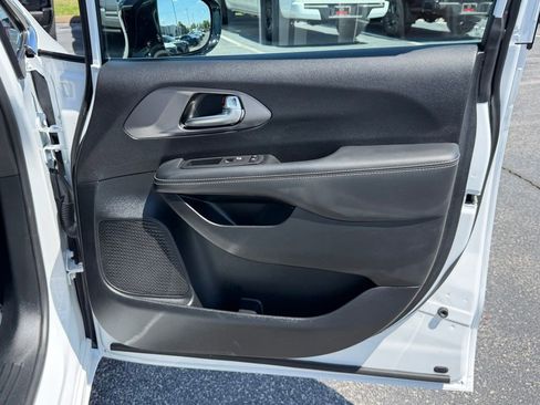 Used 2026 Chrysler Pacifica Select FWD image 24