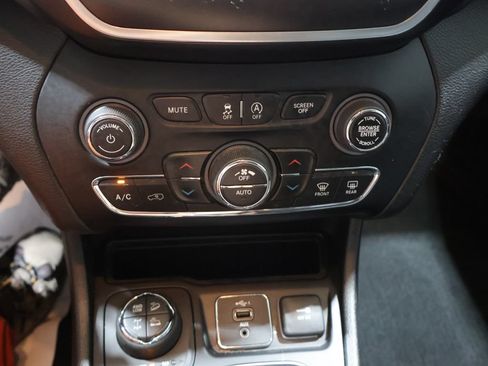 Used 2019 Jeep Cherokee Trailhawk AWD/4WD image 26