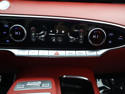 Used 2023 Genesis GV70 2.5T w/ Sport Prestige Package image 23