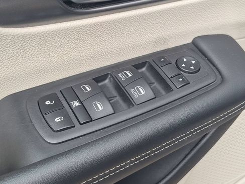 Used 2023 Chrysler Pacifica Touring-L FWD image 15