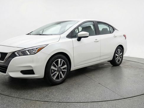 Used 2025 Nissan Versa SV image 3