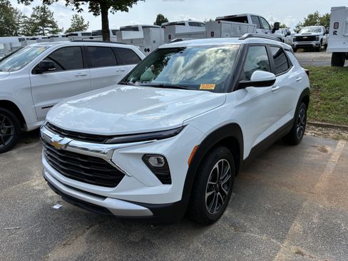 Used 2025 Chevrolet TrailBlazer LT FWD image 3