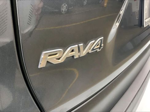 Used 2019 Toyota RAV4 XLE Premium FWD image 14