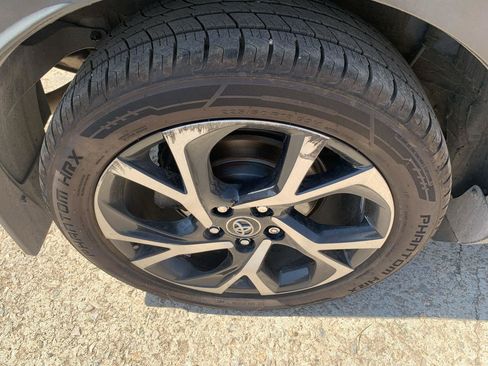 Used 2018 Toyota C-HR XLE FWD image 23
